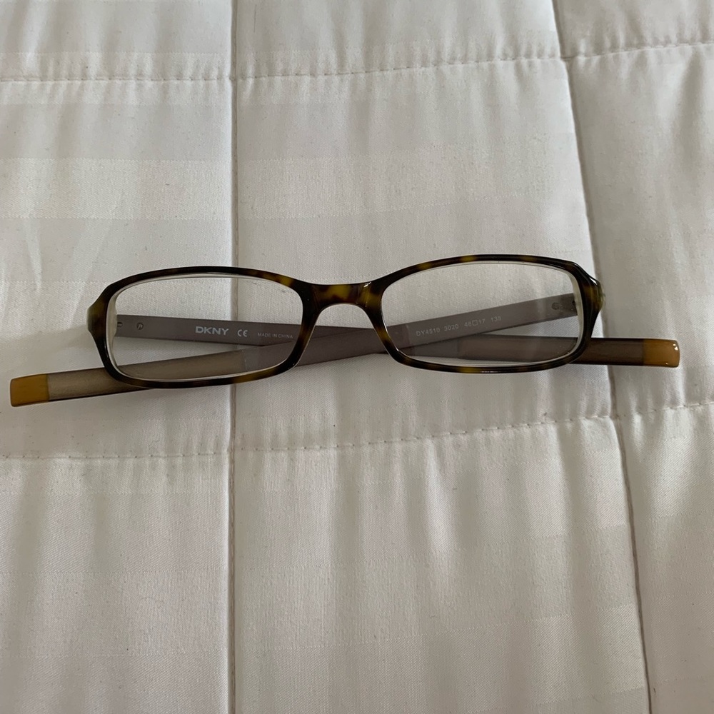 Ophthalmolic eyeglass frame